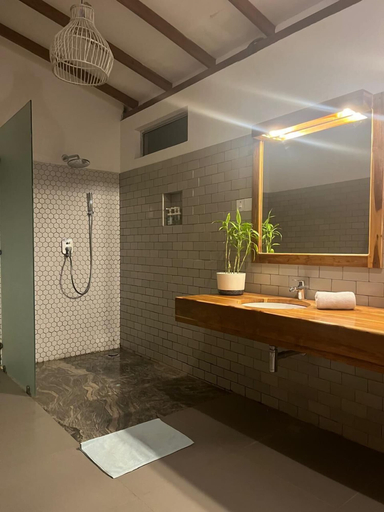 Bathroom 4, C Beyond Nilaveli, Kuchchaveli