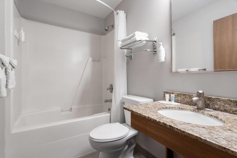 Bathroom 5, Days Inn by Wyndham Austin, Mower
