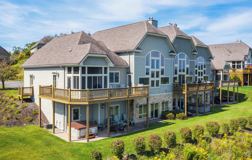 Exterior & Views