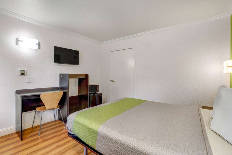 Bedroom 3, Motel 6 King City, CA, Monterey