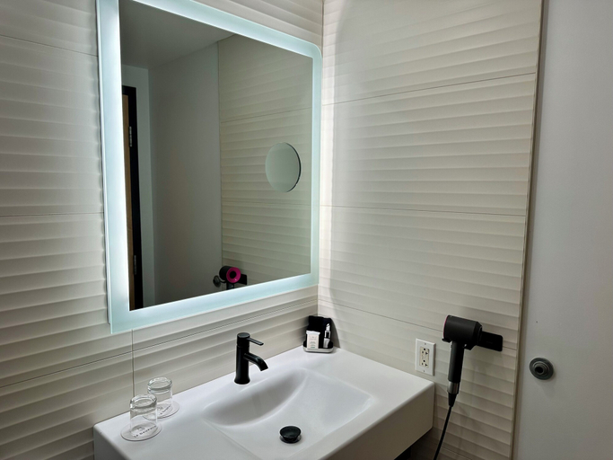 Bathroom 4, Hotel Le Dauphin Montreal Centre Ville, Montréal