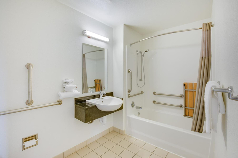 Bathroom 5, Motel 6 Columbus, OH - West, Franklin