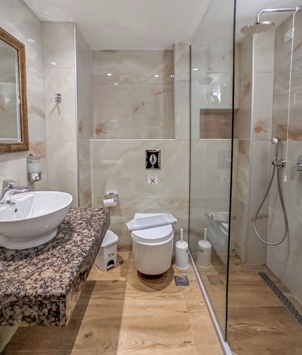Bathroom 4, Denny's Inn Hotel, Ionian Islands
