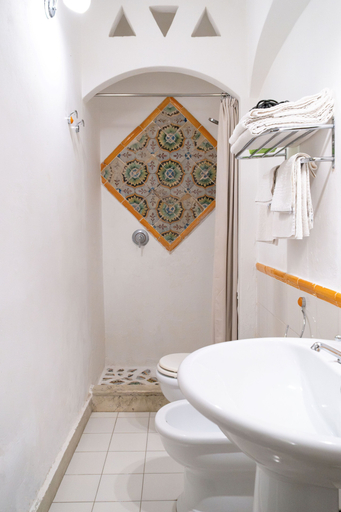 Bathroom 4, Ai Cartari, Palermo