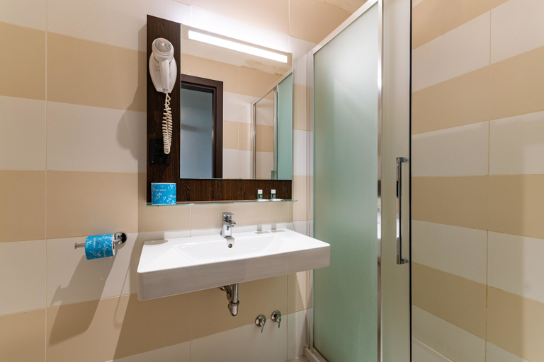 Bathroom 4, B&B HOTEL Genova Principe, Genova