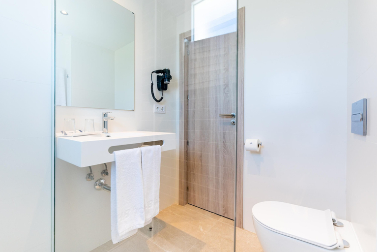 Bathroom 4, Hotel San Fermín by Dorobe, Málaga