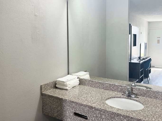 Bathroom 4, Motel 6 Lugoff, SC, Kershaw
