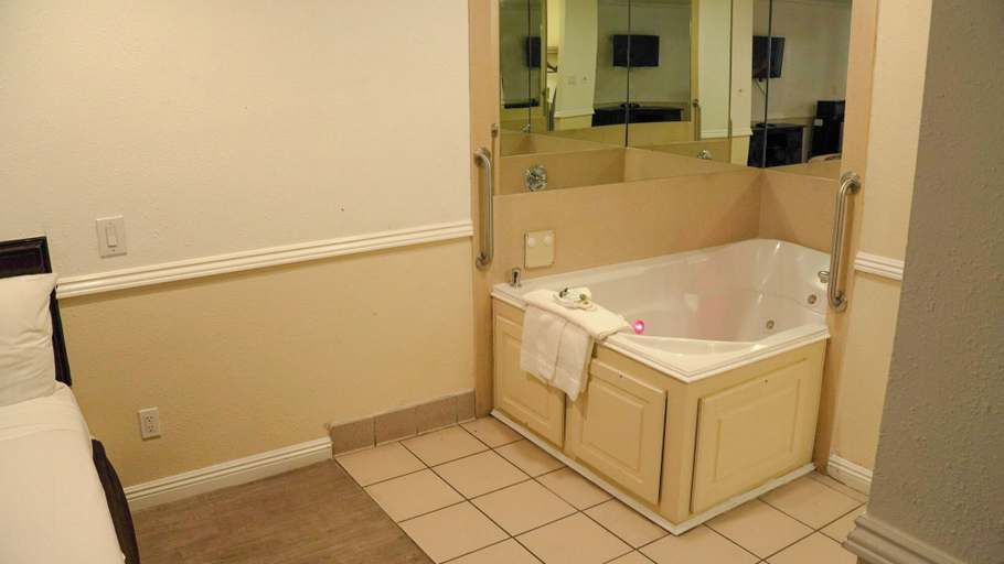 Bathroom 4, Country Inn, San Bernardino