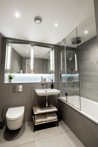 Bathroom, CitySuites Aparthotel, Manchester