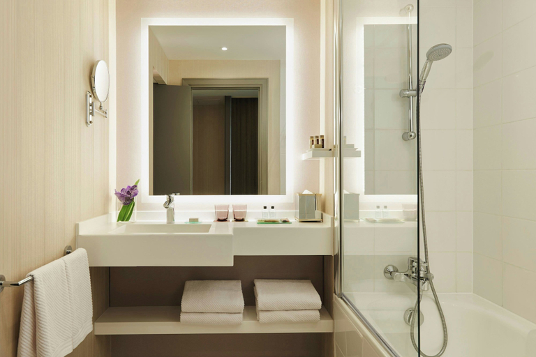 Bathroom 4, Renaissance Paris La Defense, Hauts-de-Seine
