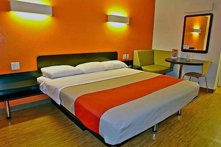 Bedroom 3, Motel 6 Albuquerque Northeast, Bernalillo