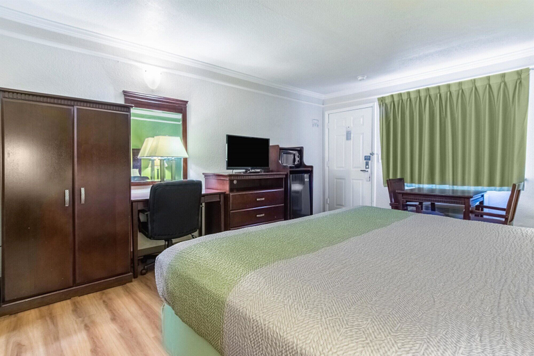 Bedroom 2, Motel 6 Kingsburg, CA, Fresno