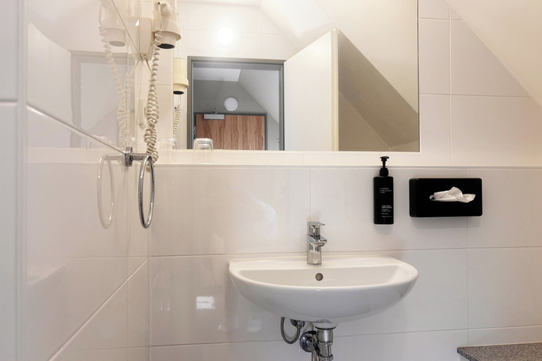 Bathroom 5, Garner Hotel Stuttgart - Zuffenhausen by IHG, Stuttgart