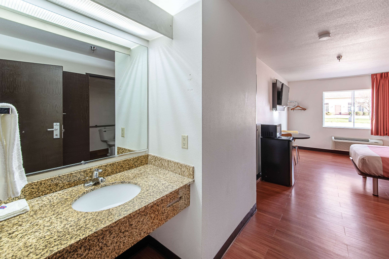 Bathroom 4, Motel 6 Lebanon, IN, Boone