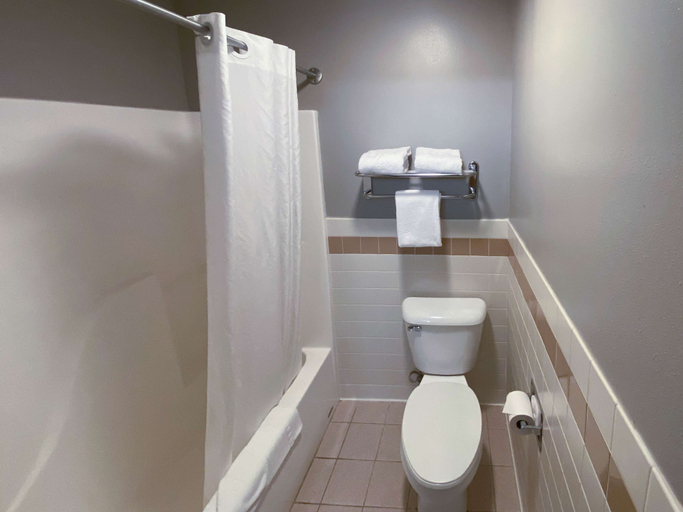 Bathroom 3, Motel 6 Norway, MI, Dickinson