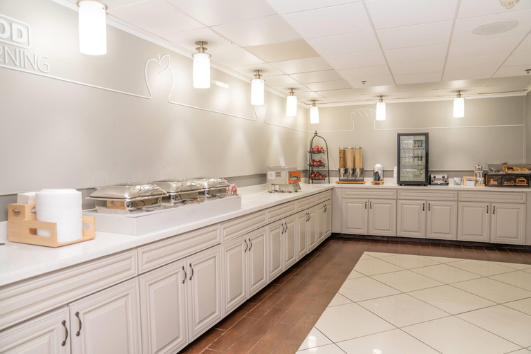 Food & Drinks 5, Elimwood Hotel, a Ramada by Wyndham, Saint Louis