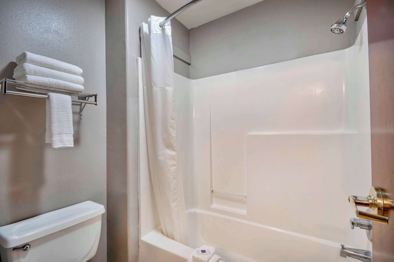 Bathroom 4, Motel 6 Abbeville, LA, Vermilion