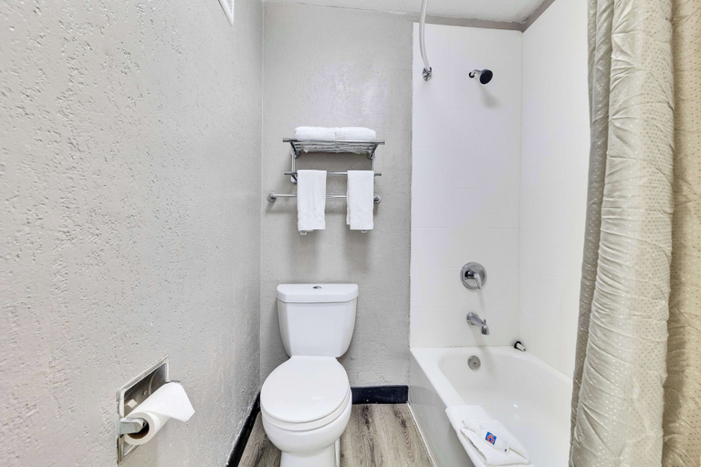 Bathroom 4, Motel 6 Austin, TX - Airport - South, Travis