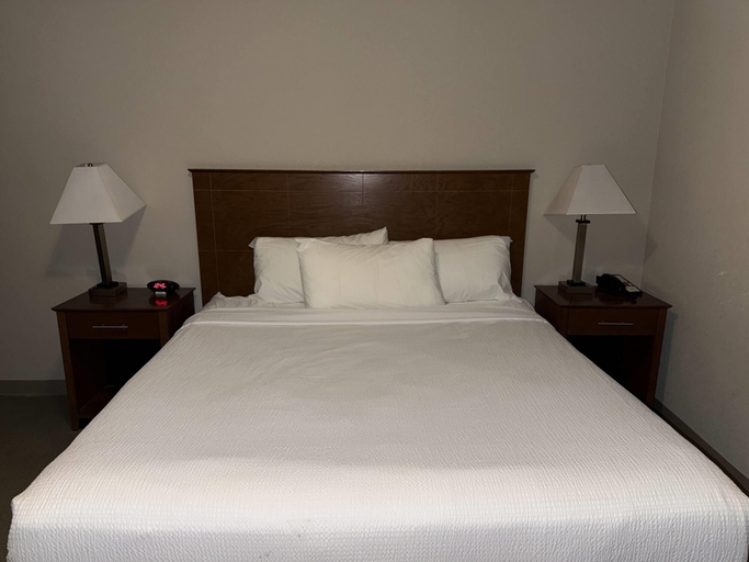 Bedroom 3, Super 8 by Wyndham Fort St. John BC, Peace River