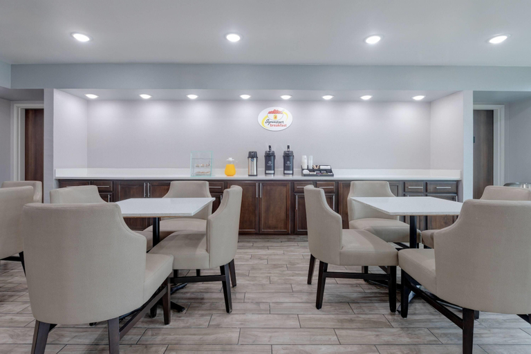 Food & Drinks 5, Super 8 by Wyndham Fort Worth Entertainment District, Fort Worth