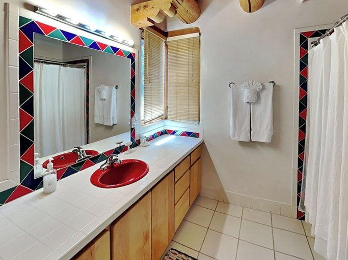 Bathroom, Luces de la Ciudad by Kokopelli Property Management, Santa Fe