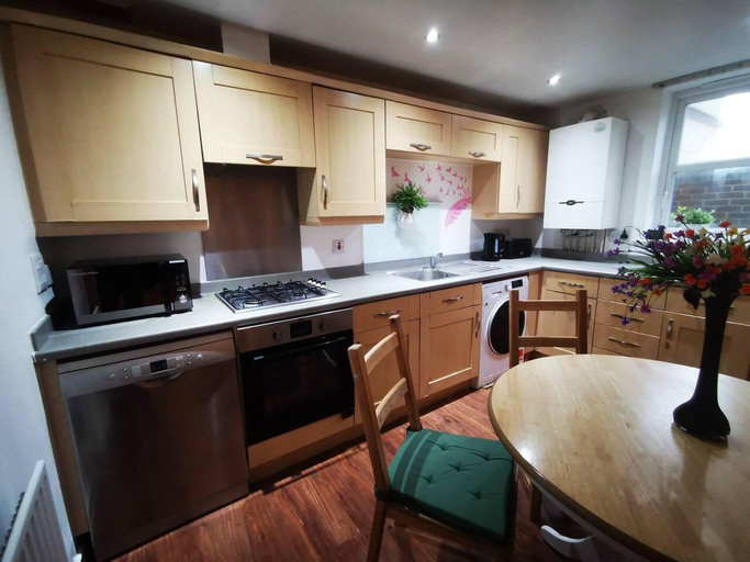Others 4, London - 2 Bed Flat - Sleeps 4 - Parking - Wifi, London
