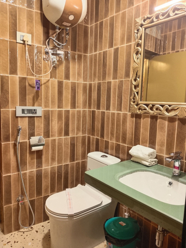Bathroom 3, Ray of Maya Hotel, Agra