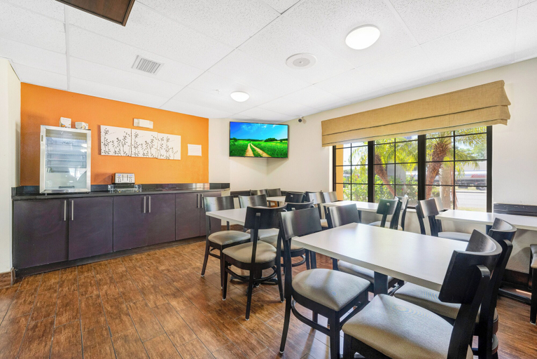 Food & Drinks 5, Wingate by Wyndham Leesburg Florida, Lake