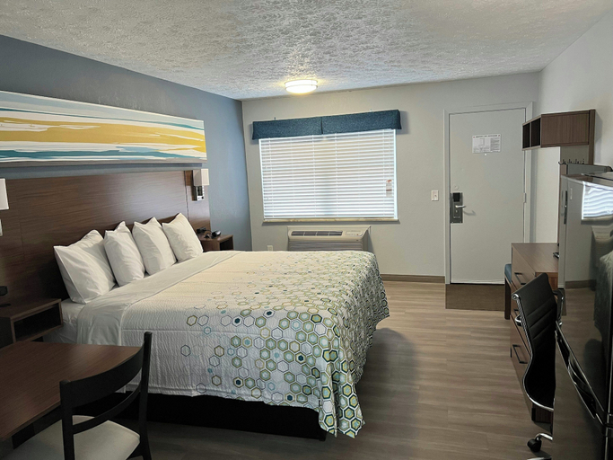 Bedroom 3, HomeTowne Studios by Red Roof Georgetown, KY, Scott