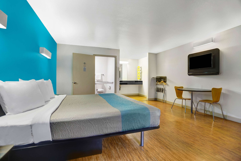 Bedroom 5, Motel 6 Anderson, CA - Redding Airport, Shasta