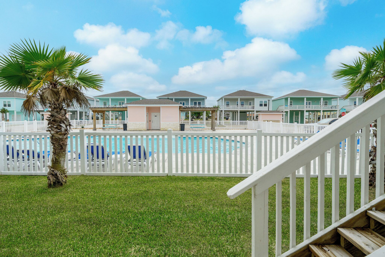 Exterior & Views 2, Red Tail Getaway by Miss Kitty’s, Aransas
