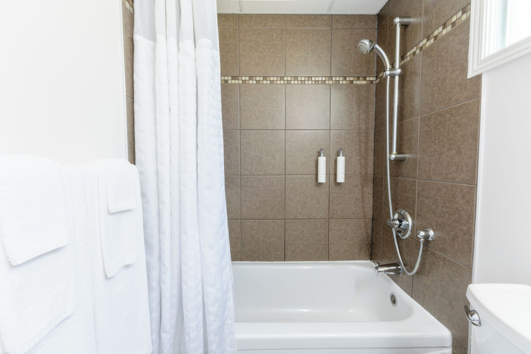 Bathroom 4, Riotel Percé, Le Rocher-Percé