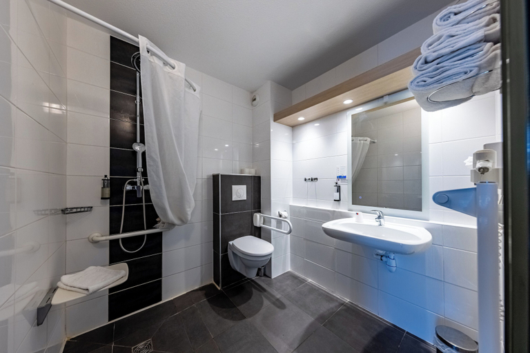 Bathroom 5, Hôtel Pont Rouge, Carcassonne, Aude