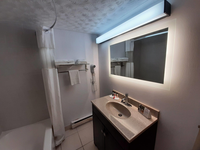 Bathroom 4, Howard Johnson by Wyndham Woodstock NB, Carleton