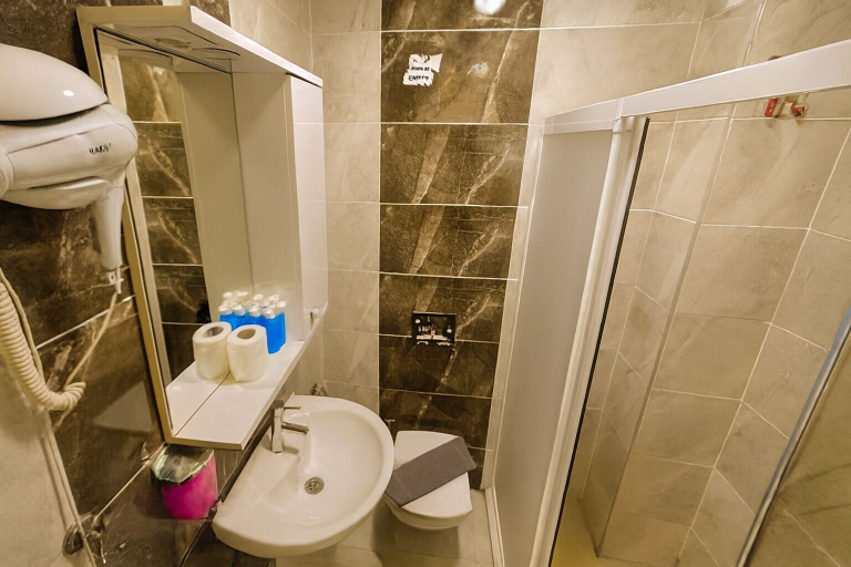 Bathroom 5, Biter Hotel, Fatih