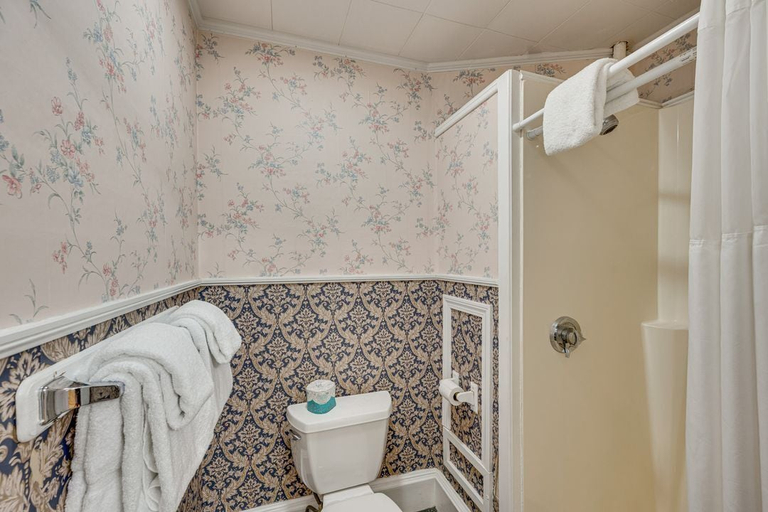 Bathroom 5, Thayers Inn, Grafton