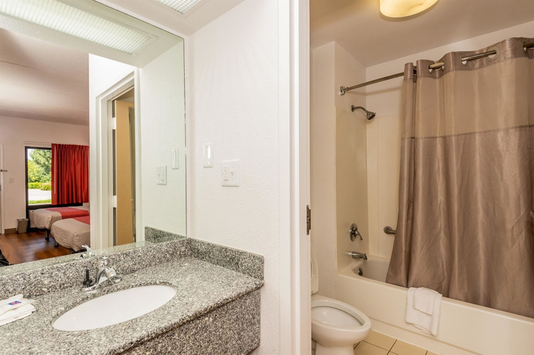 Bathroom 4, Motel 6 Kingsport, TN, Sullivan