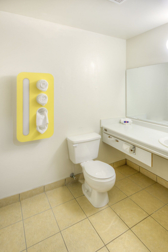 Bathroom 4, Motel 6 Regina, SK, Division No. 6
