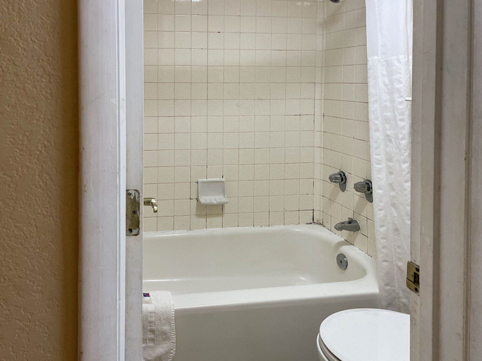 Bathroom 4, Motel 6 Huntsville, AL – University Dr., Madison