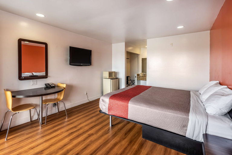 Bedroom 3, Motel 6 Gardena, CA - South, Los Angeles