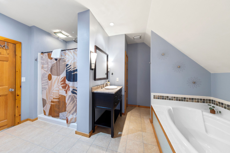 Bathroom 3, Point au Roche Lodge, Clinton