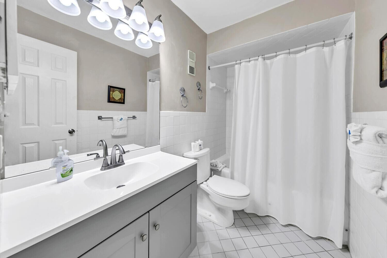 Bathroom 4, Regency Towers 623, Bay