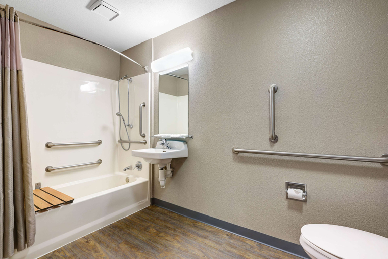 Bathroom 4, モーテル 6 カークランド、ワシントン - ノース カークランド, King