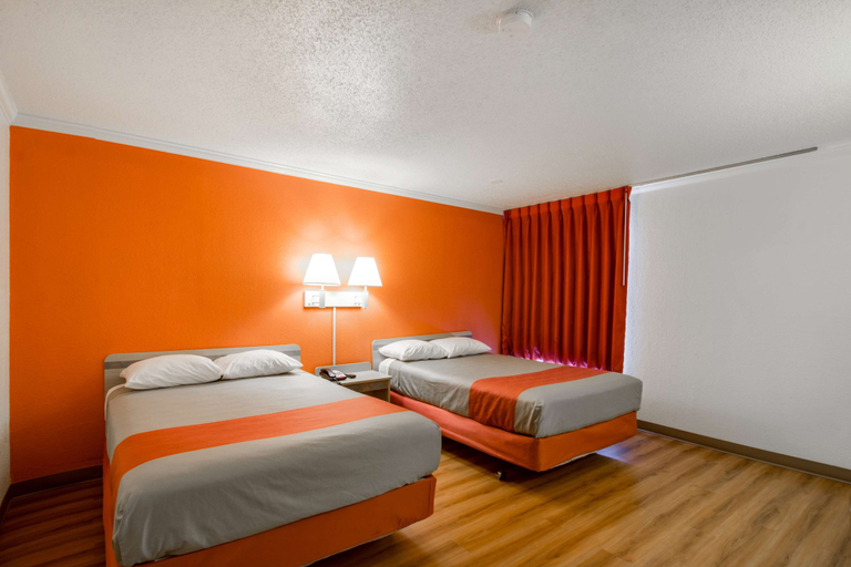 Bedroom 3, Motel 6 Waukegan, IL, Lake