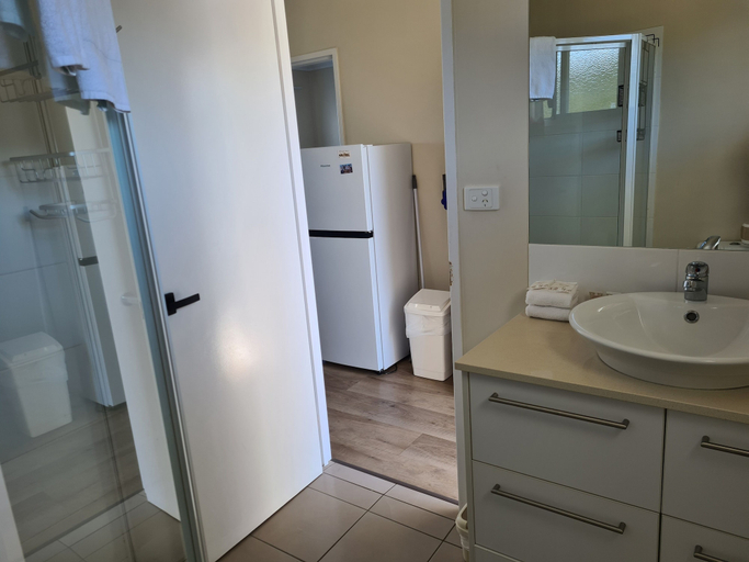 Bathroom 3, Rosslyn Bay Resort, Livingstone - Pt B