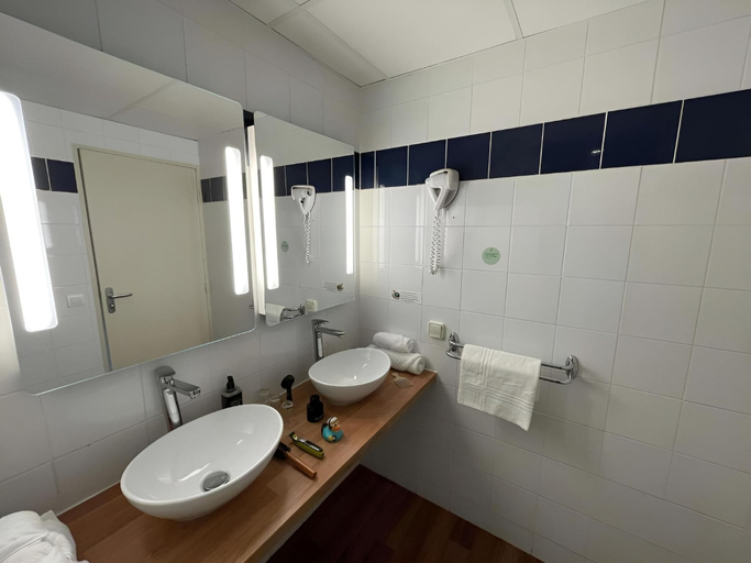 Bathroom 4, ibis Styles Toulouse Blagnac Aeroport, Haute-Garonne