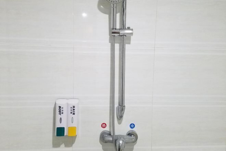 Bathroom 3, Tianyuan Business Hotel, Baise