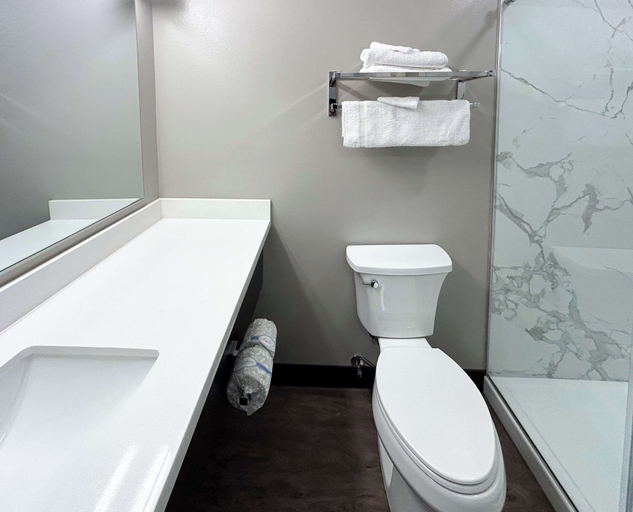 Bathroom 4, Studio 6 Corona, CA - West, Riverside
