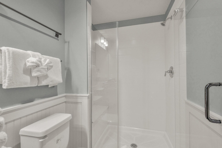 Bathroom 4, Calypso 3-205, Bay