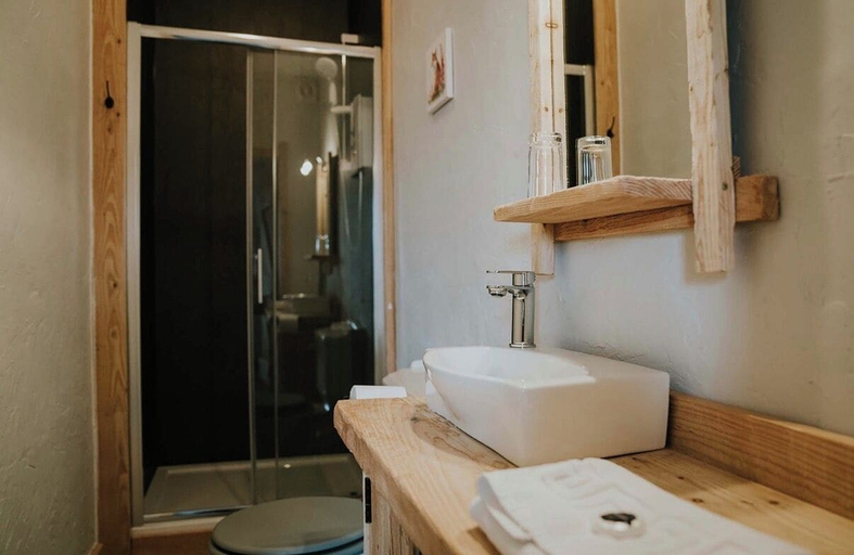 Bathroom 3, Troutbeck Inn, Cumbria
